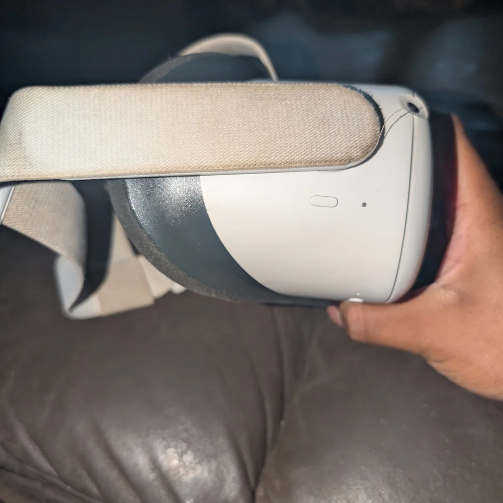 Used Oculus Quest 2 With A Broken Head Strap And Only The Right Controller